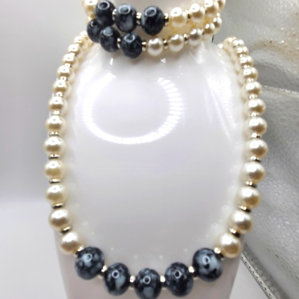 Jewelry set. Necklace and two bracelets